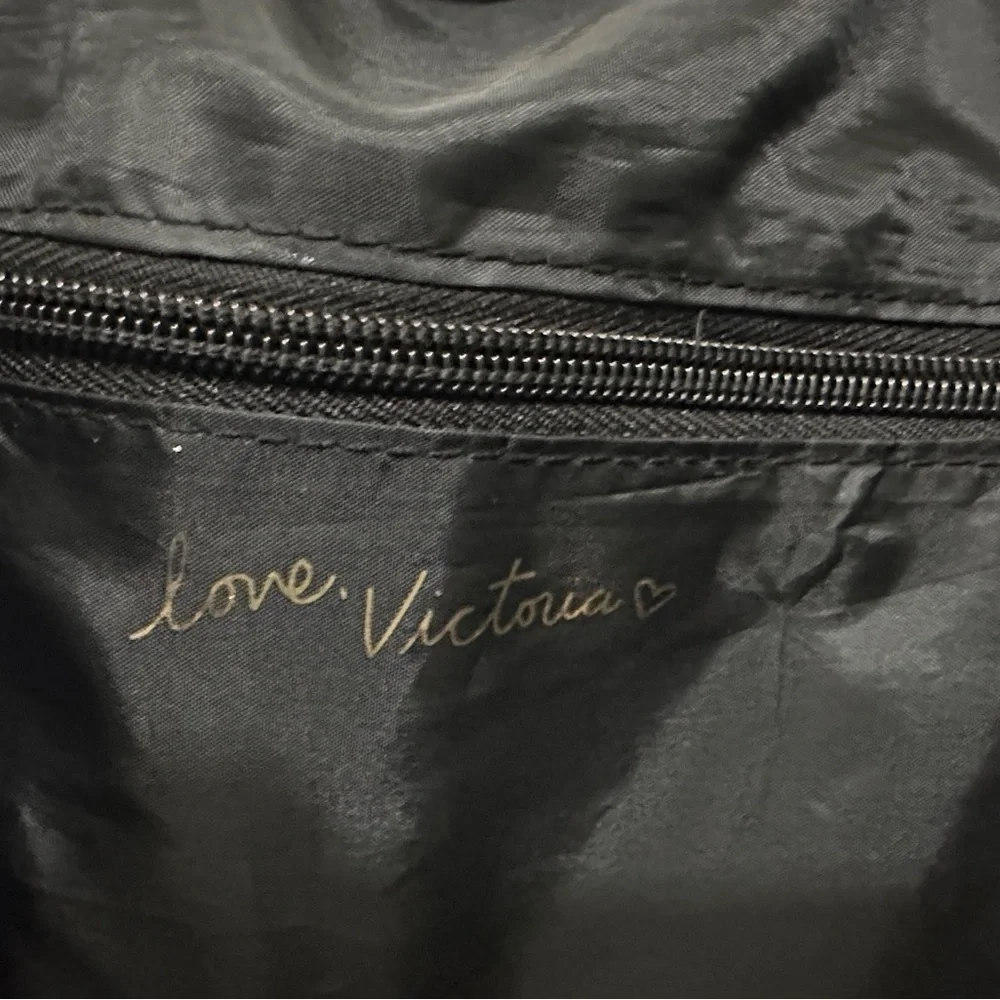 258 Victoria’s Secret | EUC Black Gold Heart Tote Bag Shopper Large (22x13x9)